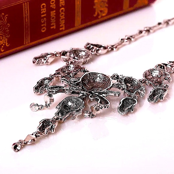 Silver skull☠️ statement necklace - Picture 8 of 10